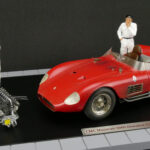 CMC Maserati 300 S “Dirty Hero®”                                                                                                                  + 2 figurines + engine + miniature trophy + showcase