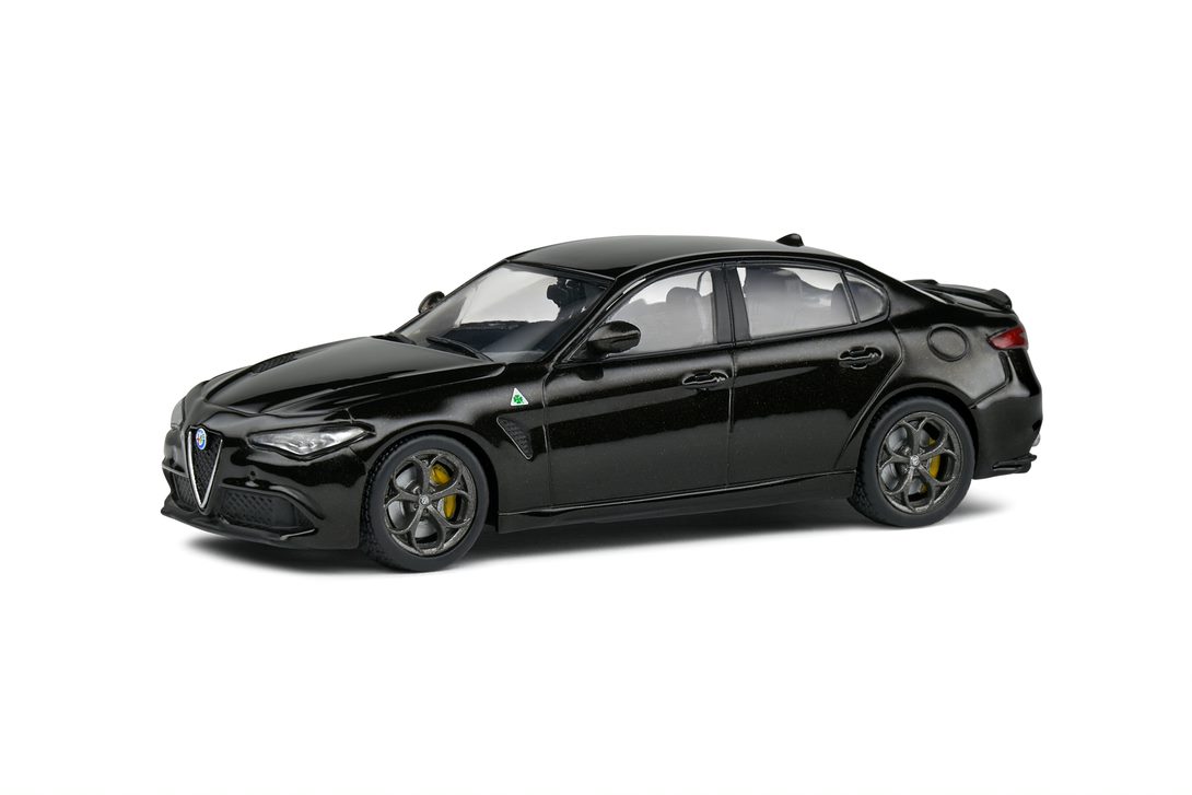 ALFA ROMEO GIULIA QUADRIFOGLIO BLACK