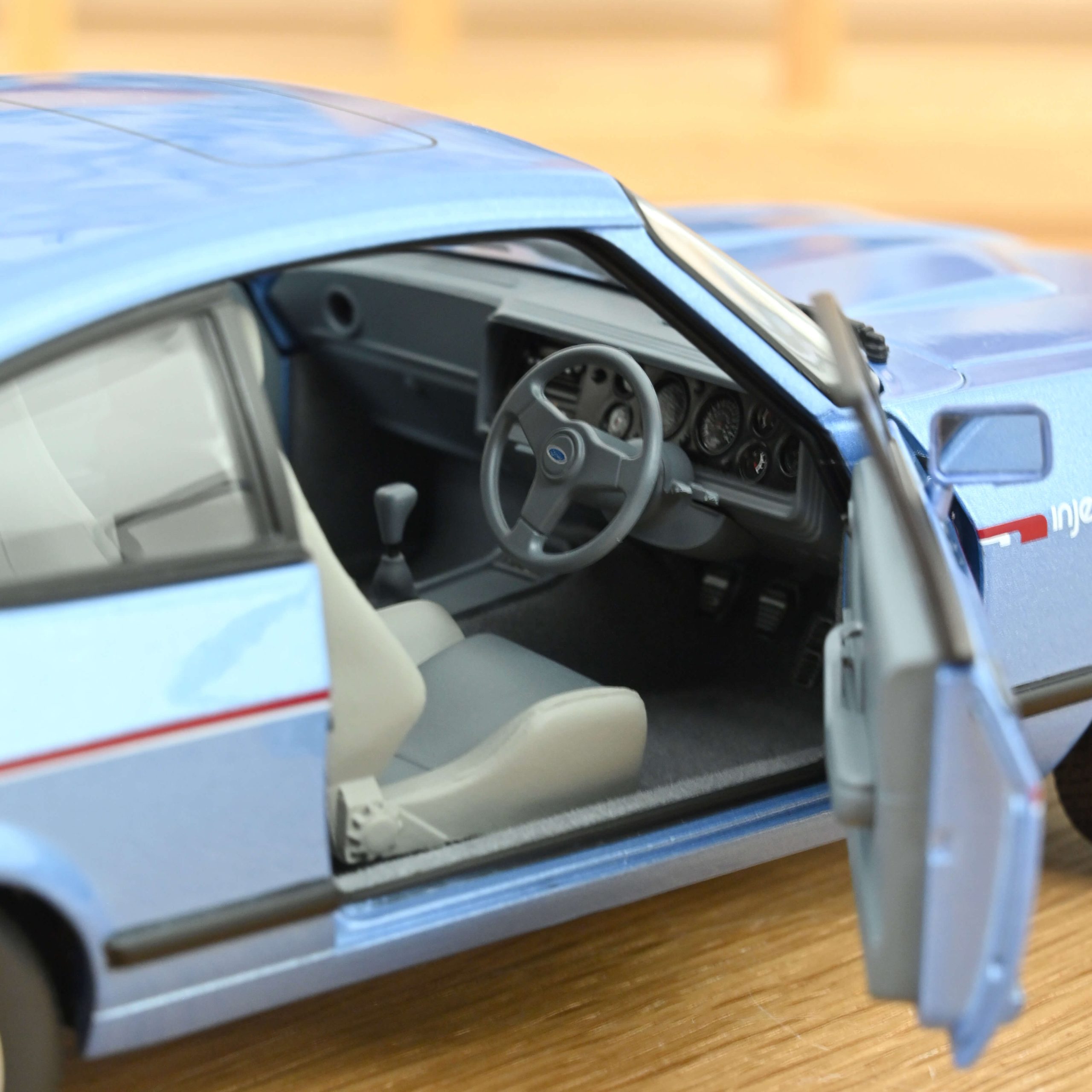 Ford Capri Mk.III 2.8 Injection RHD 1984 Paris Blue metallic - immagine 2