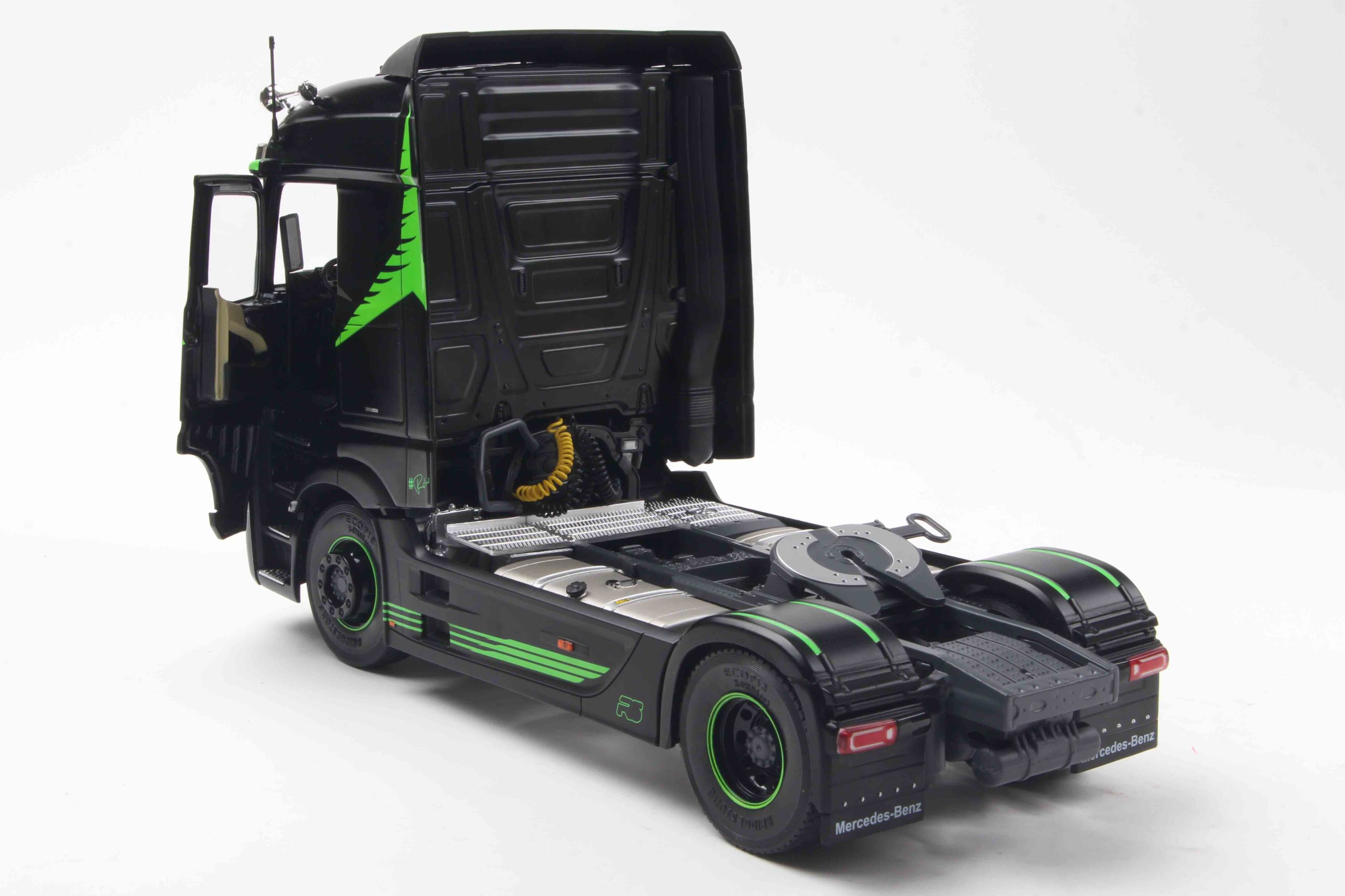 MERCEDES-BENZ ACTROS R5 ITALIAN COLLECTION BLACK 2021 – Bild 4
